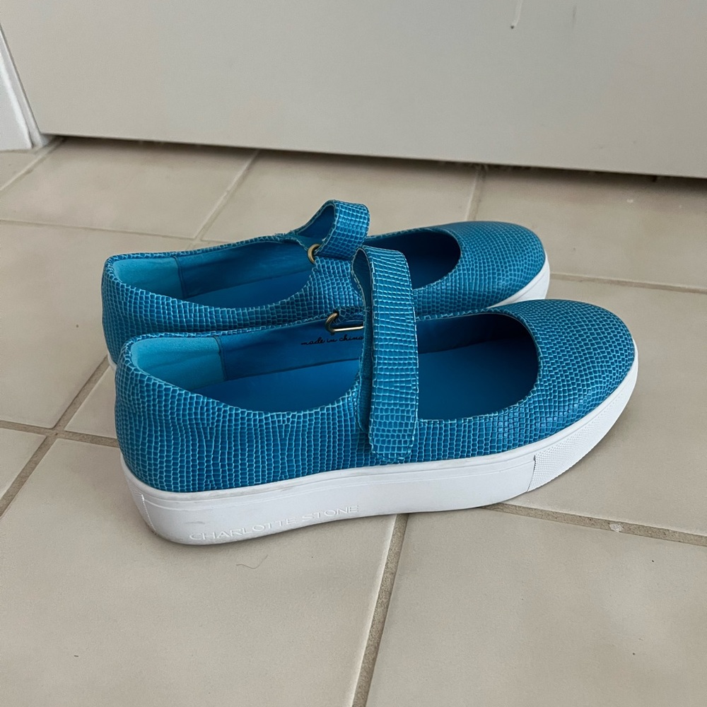 Charlotte Stone Heidi sneaker size 9